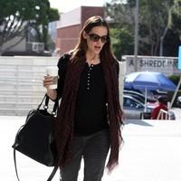 Jennifer Garner stops at Starbucks on her way to a hospital | Picture 93750